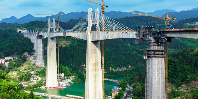 预应力鱼腹式基坑钢支撑：重庆阿蓬江特大桥
